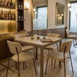 tavolo Alessio per ristorante con struttura in metallo e piano in mealminico