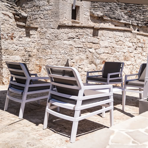 arredamento ville divanetti e ombrelloni