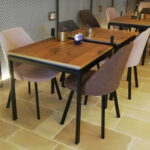 Tavolo con piano in legno