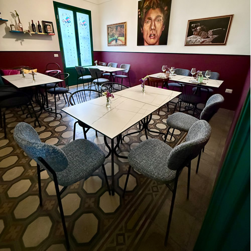 arredamento vineria con le nostre sedie imbottite e il nostro tavolo, base Ilaria in acciaio e piano in HPL