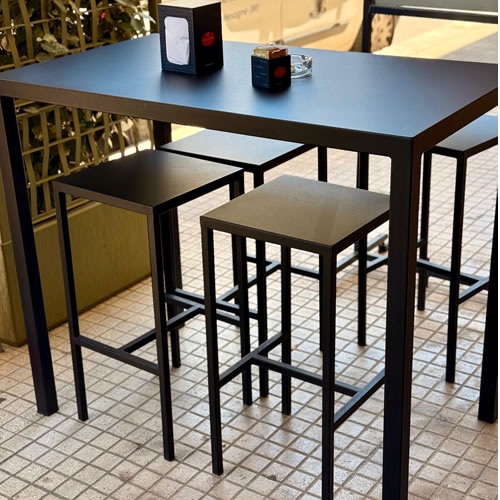 Tavolo Jacopo in lamiera autolivellante colore nero