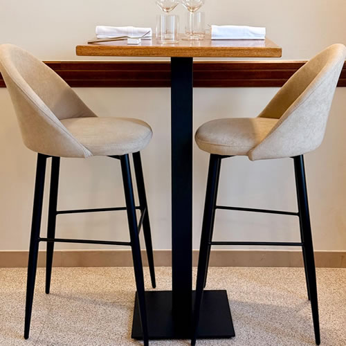 Arredamento Vineria Erchie tavolo con sgabelli imbottiti personalizzati