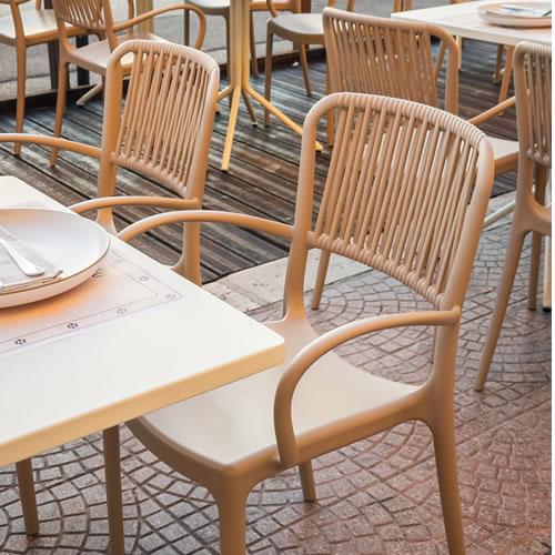 Sedie e tavoli per interno e per esterno Osteria