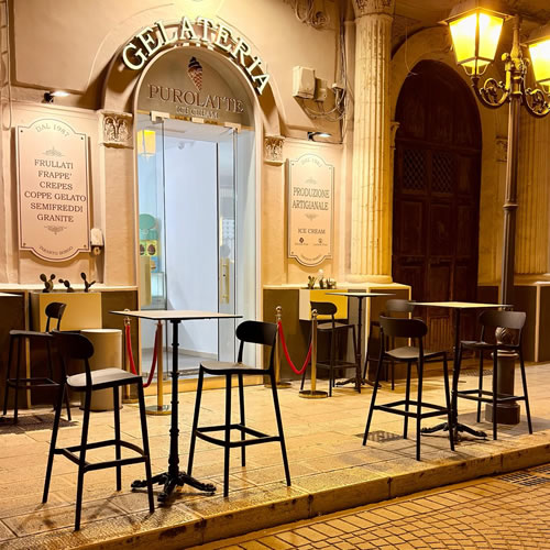 Tavoli alti e sgabelli per gelateria