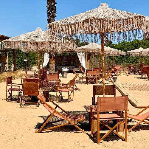 sedie e tavoli, ombrelloni e lettini per arredo completo di un lido ristorante sul mare